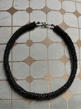 Structured beaded choker necklace